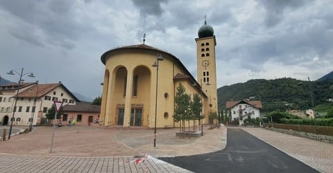 Neugestaltung Kirchplatz Hl.-Kreuz-Kirche